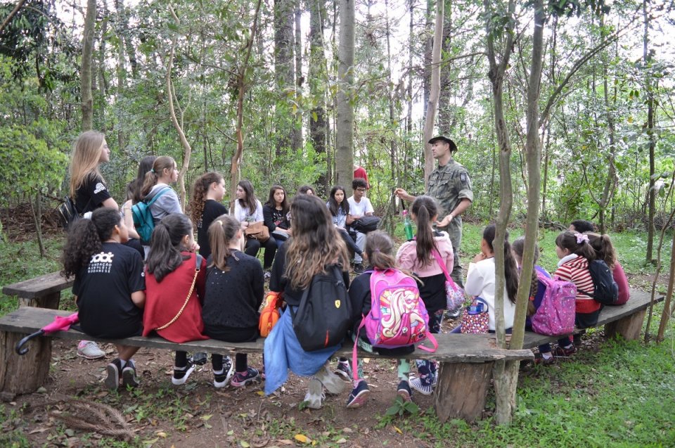 Alunos do grupo Vozes do Corpo conhecem Polícia Militar Ambiental em Chapecó (SC)