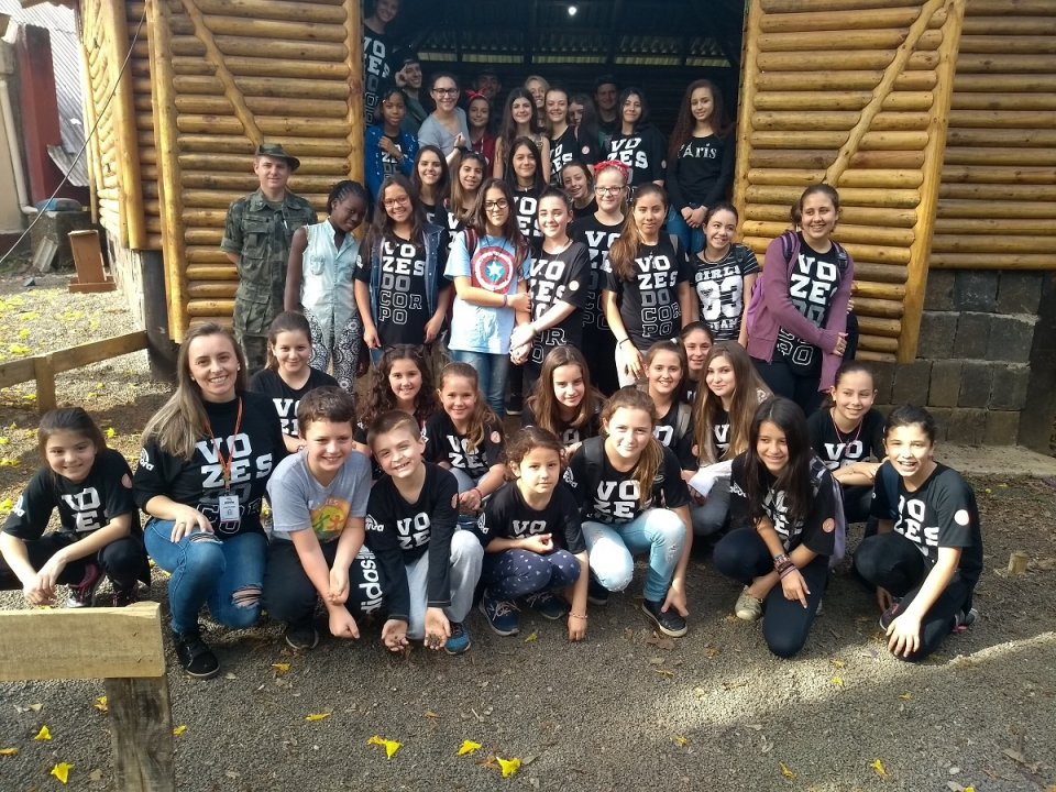 Alunos do grupo Vozes do Corpo conhecem Polícia Militar Ambiental em Chapecó (SC)