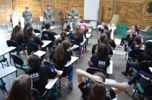 Alunos do grupo Vozes do Corpo conhecem Polícia Militar Ambiental em Chapecó (SC)