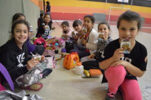 Alunos do grupo Vozes do Corpo conhecem Polícia Militar Ambiental em Chapecó (SC)