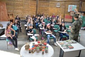 Alunos do grupo Vozes do Corpo conhecem Polícia Militar Ambiental em Chapecó (SC)