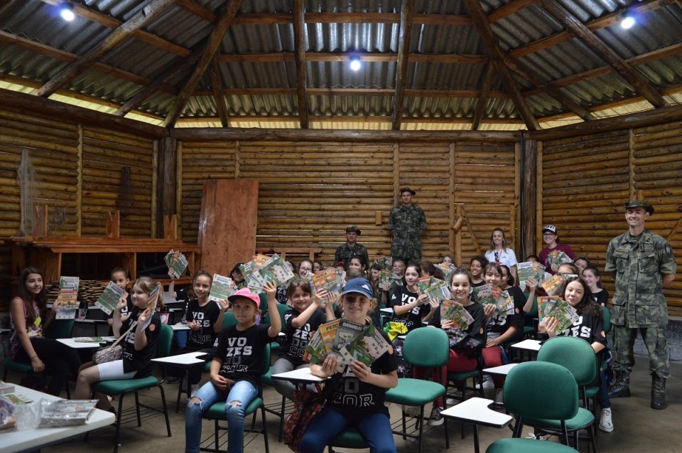 Alunos do grupo Vozes do Corpo conhecem Polícia Militar Ambiental em Chapecó (SC)