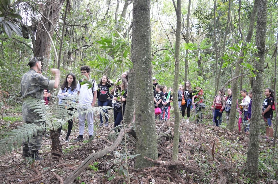 Alunos do grupo Vozes do Corpo conhecem Polícia Militar Ambiental em Chapecó (SC)