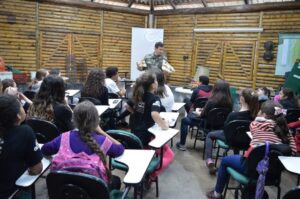 Alunos do grupo Vozes do Corpo conhecem Polícia Militar Ambiental em Chapecó (SC)