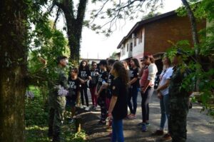 Alunos do grupo Vozes do Corpo conhecem Polícia Militar Ambiental em Chapecó (SC)