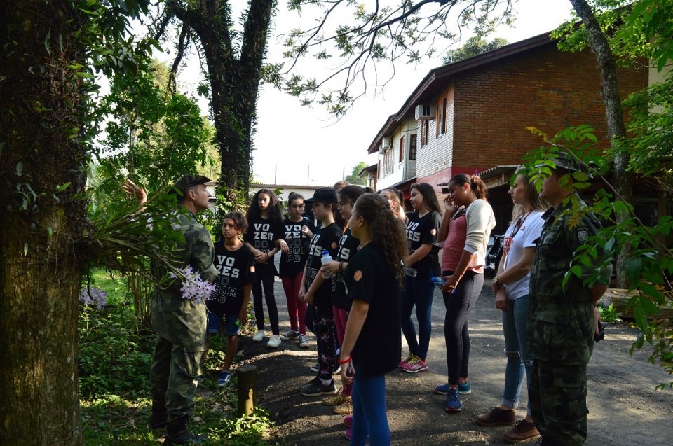 Alunos do grupo Vozes do Corpo conhecem Polícia Militar Ambiental em Chapecó (SC)
