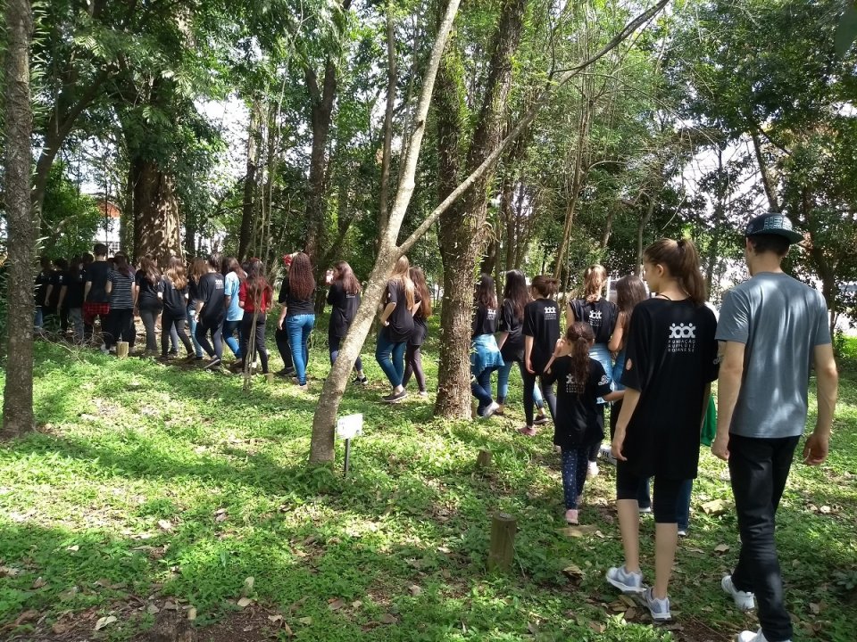 Alunos do grupo Vozes do Corpo conhecem Polícia Militar Ambiental em Chapecó (SC)