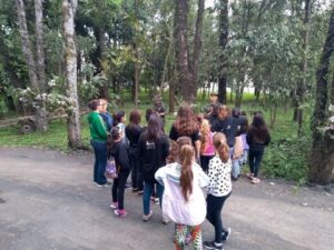 Alunos do grupo Vozes do Corpo conhecem Polícia Militar Ambiental em Chapecó (SC)