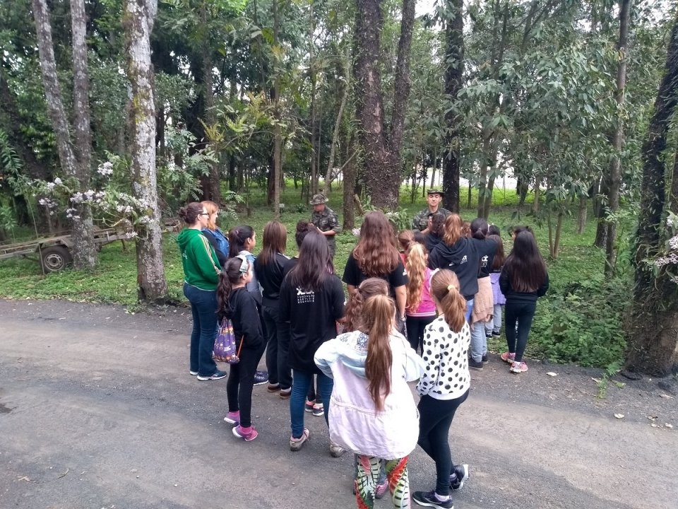 Alunos do grupo Vozes do Corpo conhecem Polícia Militar Ambiental em Chapecó (SC)