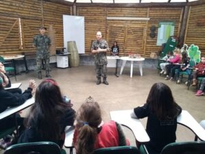 Alunos do grupo Vozes do Corpo conhecem Polícia Militar Ambiental em Chapecó (SC)
