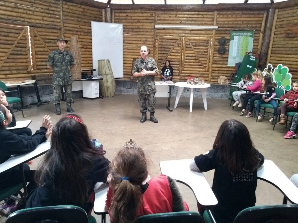 Alunos do grupo Vozes do Corpo conhecem Polícia Militar Ambiental em Chapecó (SC)