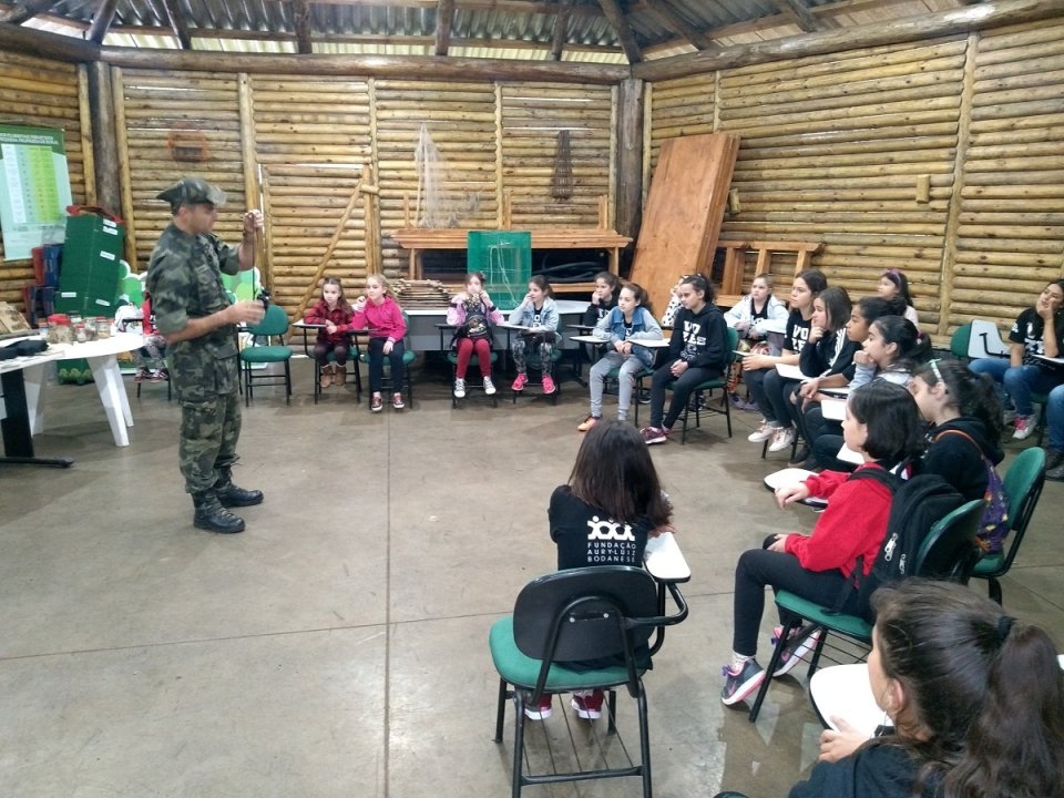 Alunos do grupo Vozes do Corpo conhecem Polícia Militar Ambiental em Chapecó (SC)