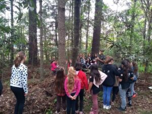 Alunos do grupo Vozes do Corpo conhecem Polícia Militar Ambiental em Chapecó (SC)