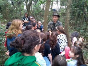 Alunos do grupo Vozes do Corpo conhecem Polícia Militar Ambiental em Chapecó (SC)