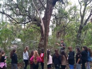 Alunos do grupo Vozes do Corpo conhecem Polícia Militar Ambiental em Chapecó (SC)