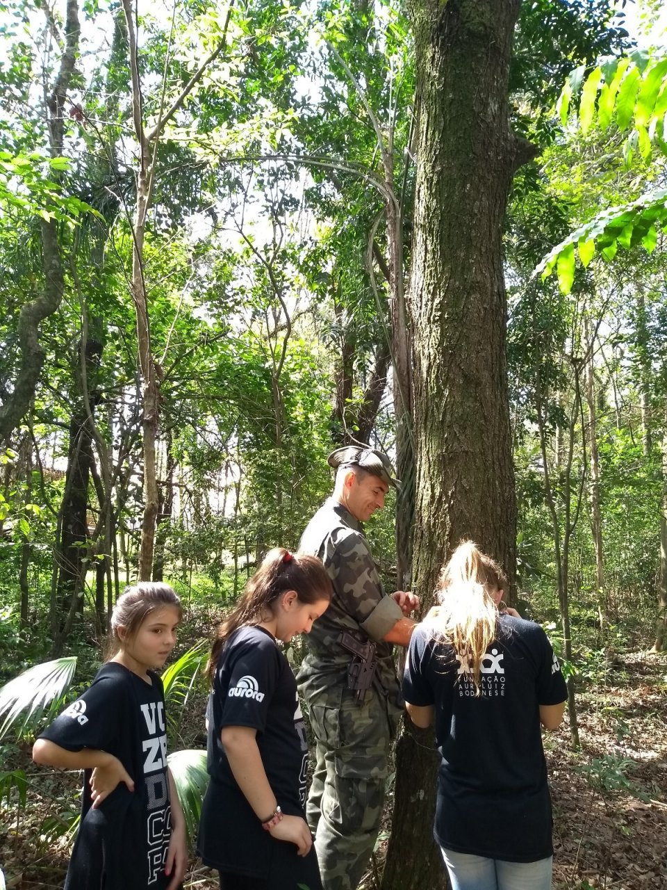 Alunos do grupo Vozes do Corpo conhecem Polícia Militar Ambiental em Chapecó (SC)