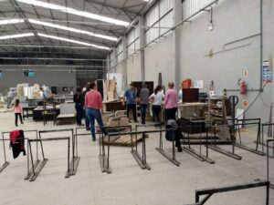 Voluntários de Xaxim (SC) constroem casas para cães de rua