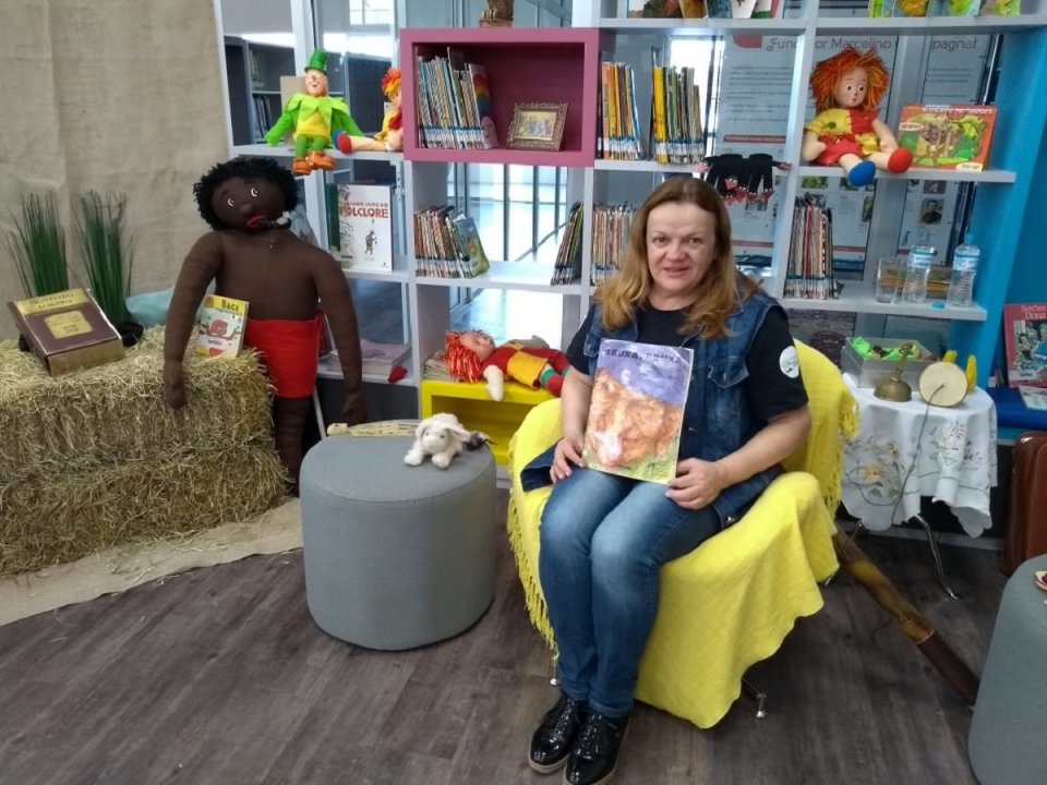 kombi itinerante da leitura proporciona momentos de socialização e educação