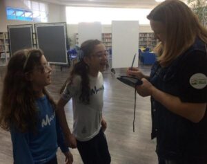 kombi itinerante da leitura proporciona momentos de socialização e educação