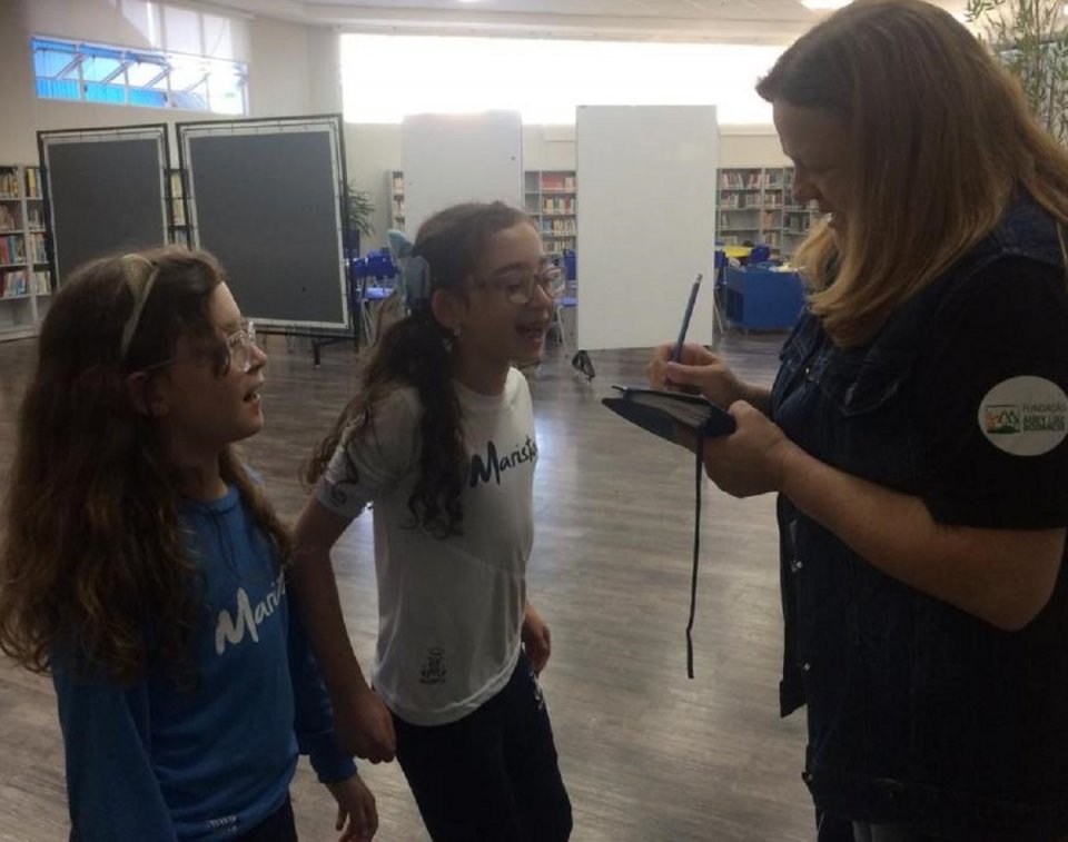 kombi itinerante da leitura proporciona momentos de socialização e educação