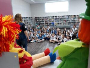 kombi itinerante da leitura proporciona momentos de socialização e educação