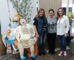 kombi itinerante da leitura proporciona momentos de socialização e educação