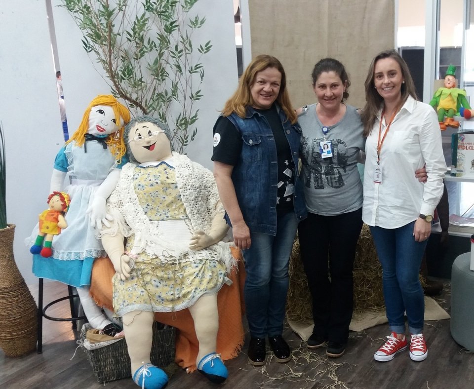 kombi itinerante da leitura proporciona momentos de socialização e educação