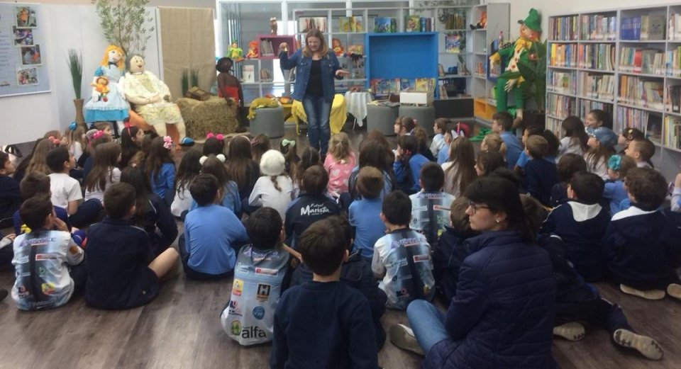 kombi itinerante da leitura proporciona momentos de socialização e educação