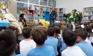 kombi itinerante da leitura proporciona momentos de socialização e educação