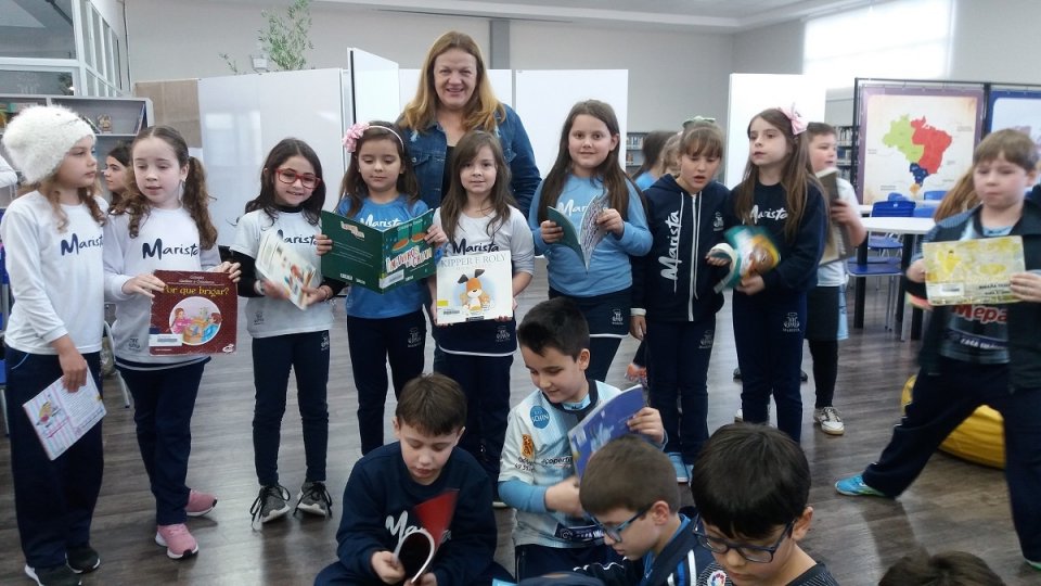 kombi itinerante da leitura proporciona momentos de socialização e educação