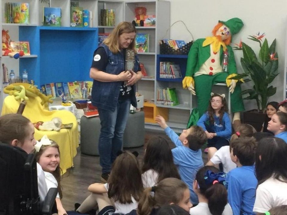 kombi itinerante da leitura proporciona momentos de socialização e educação