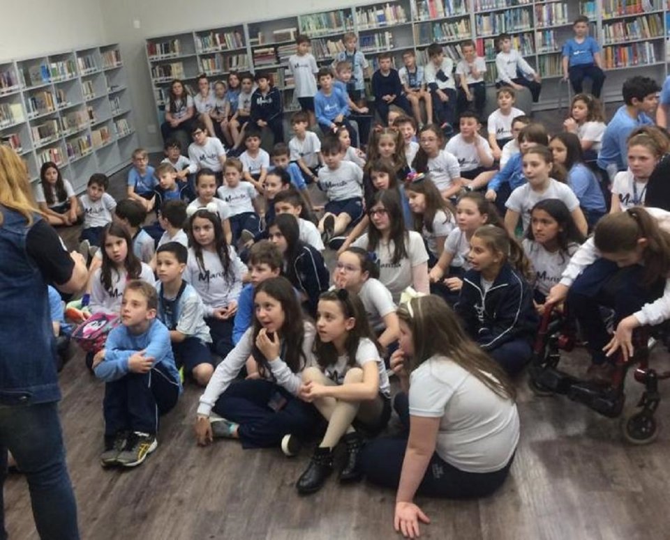 kombi itinerante da leitura proporciona momentos de socialização e educação