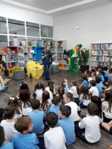 kombi itinerante da leitura proporciona momentos de socialização e educação