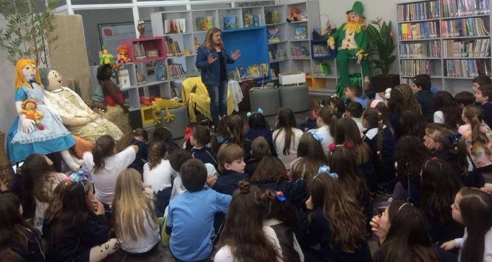 kombi itinerante da leitura proporciona momentos de socialização e educação