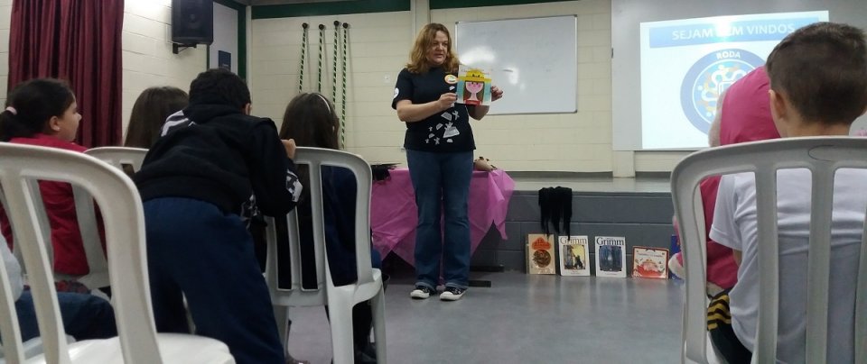 kombi itinerante da leitura proporciona momentos de socialização e educação