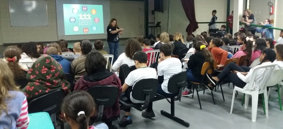 kombi itinerante da leitura proporciona momentos de socialização e educação