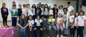 kombi itinerante da leitura proporciona momentos de socialização e educação