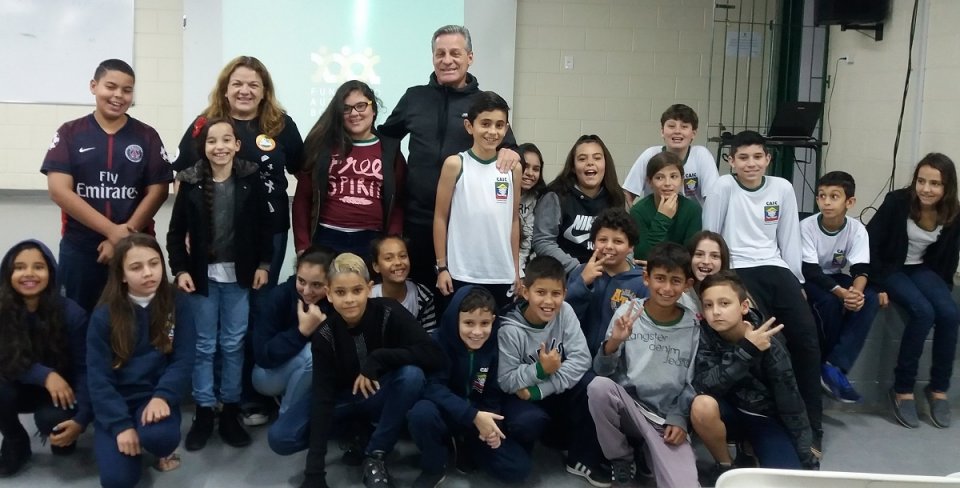 kombi itinerante da leitura proporciona momentos de socialização e educação