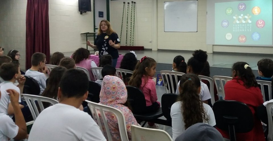 kombi itinerante da leitura proporciona momentos de socialização e educação