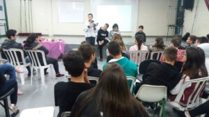 kombi itinerante da leitura proporciona momentos de socialização e educação