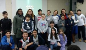 kombi itinerante da leitura proporciona momentos de socialização e educação