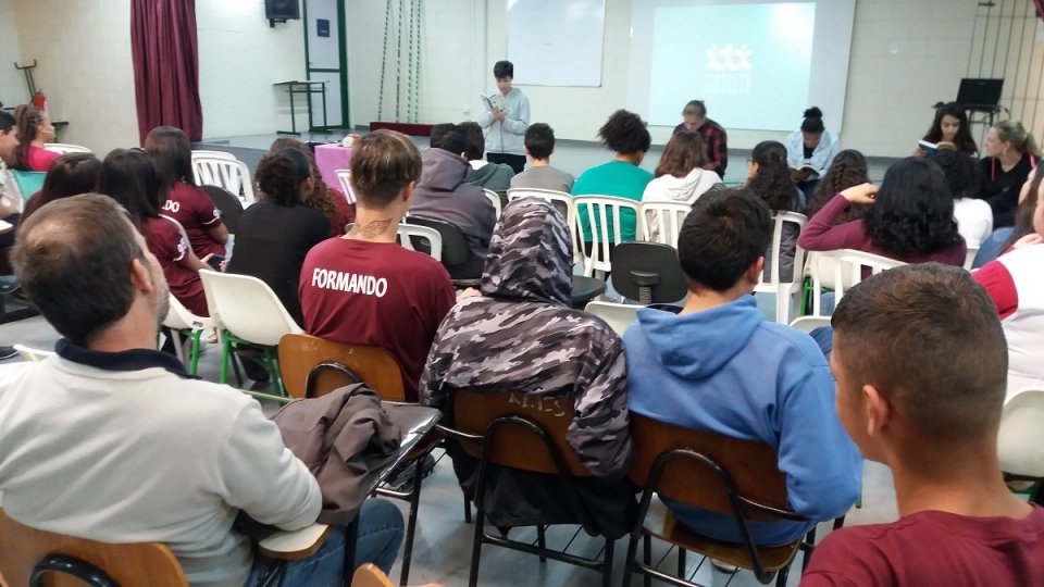 kombi itinerante da leitura proporciona momentos de socialização e educação