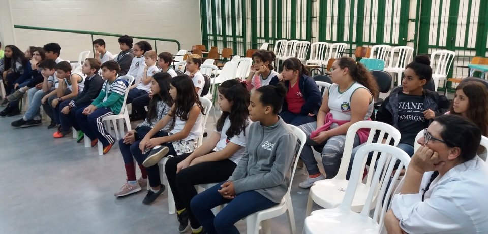 kombi itinerante da leitura proporciona momentos de socialização e educação