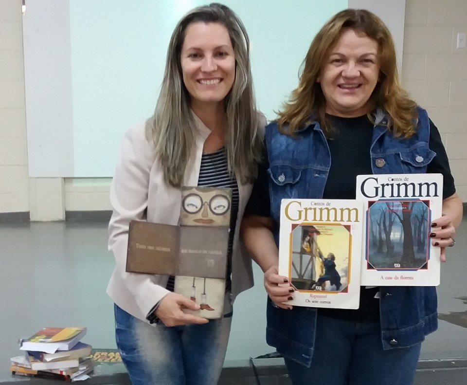 kombi itinerante da leitura proporciona momentos de socialização e educação