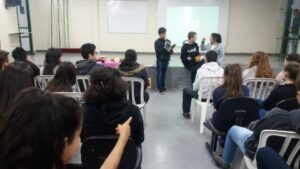 kombi itinerante da leitura proporciona momentos de socialização e educação