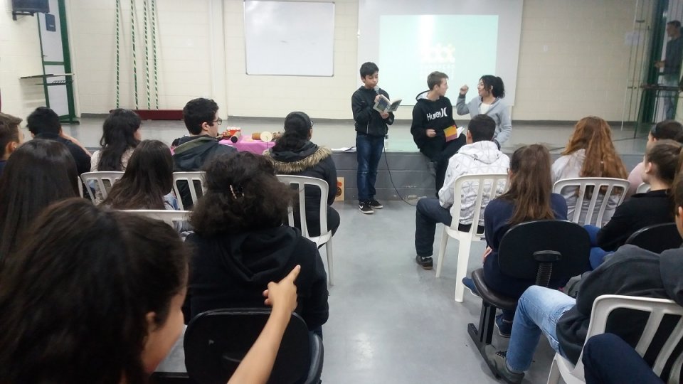 kombi itinerante da leitura proporciona momentos de socialização e educação