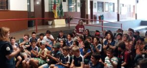 kombi itinerante da leitura proporciona momentos de socialização e educação