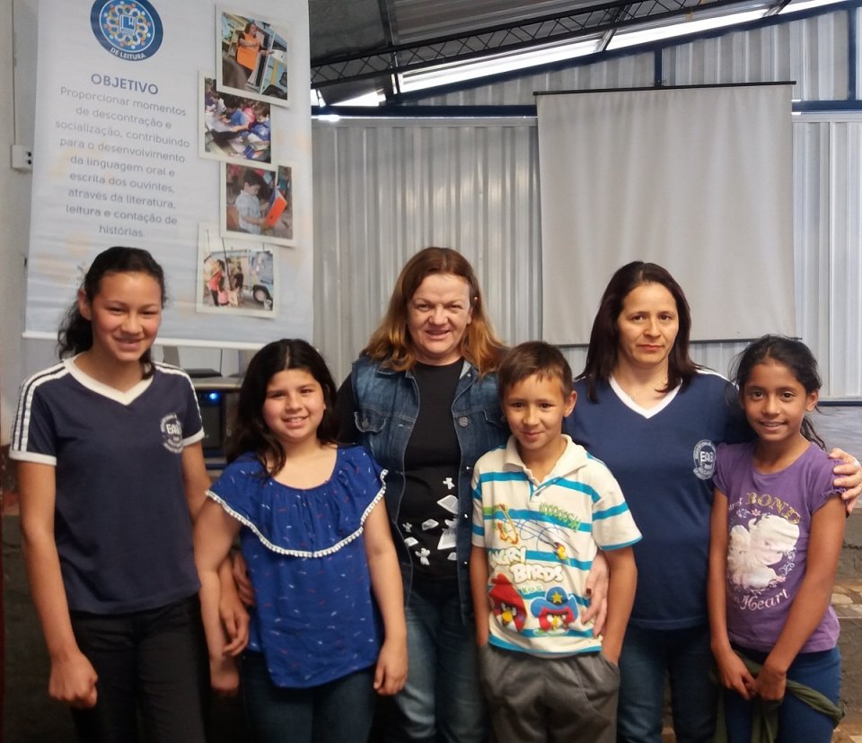 kombi itinerante da leitura proporciona momentos de socialização e educação