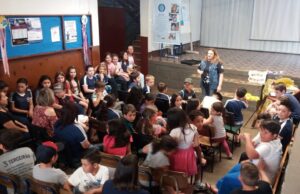 kombi itinerante da leitura proporciona momentos de socialização e educação