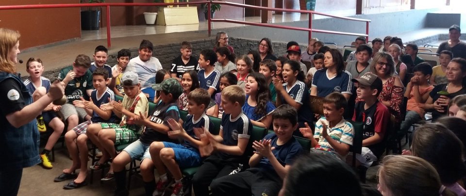 kombi itinerante da leitura proporciona momentos de socialização e educação